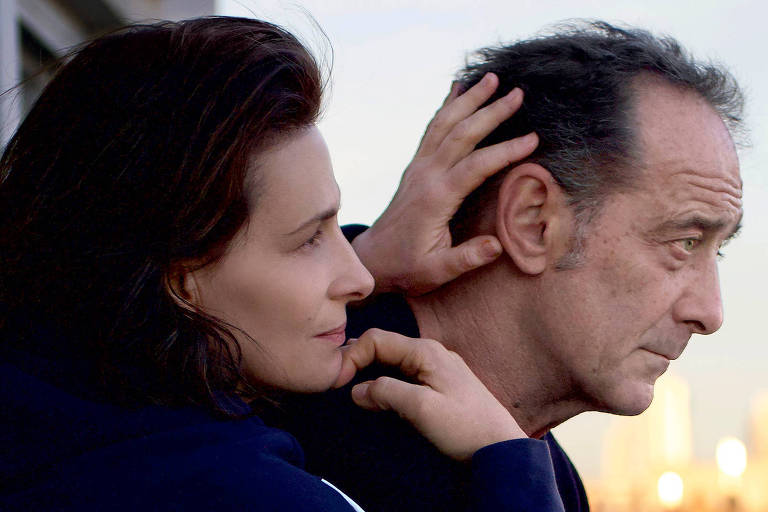 Vincent Lindon e Juliette Binoche em cena do filme 'Com Amor e Fúria', de Claire Denis