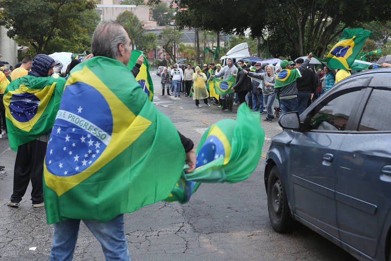 Apoiadores do presidente Jair Bolsonaro fazem protesto antidemocrático em frente ao Tiro de Guerra de Santo Andre, no Grande ABC paulista