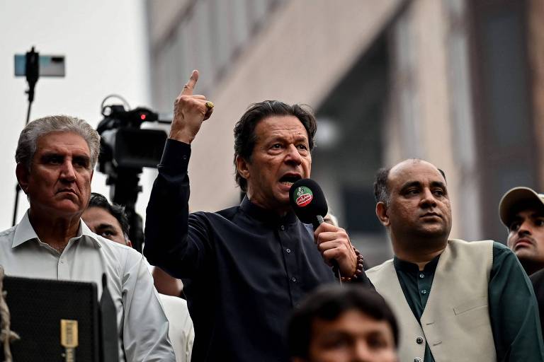 O ex-premiê do Paquistão Imran Khan discursa a apoiadores em uma marcha contra o governo na capital Islamabad