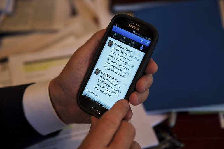Donald Trump exibe publicações no Twitter em seu escritório em Nova York, em 2015