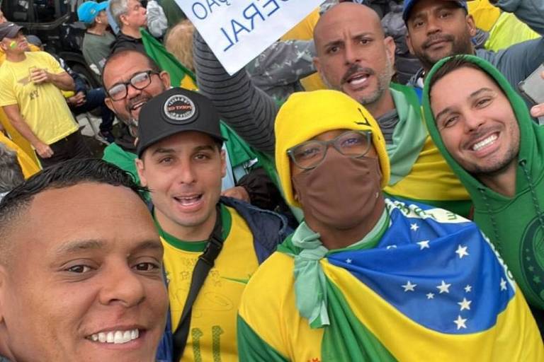 Robinho vai disfarçado em manifestação pró-Bolsonaro