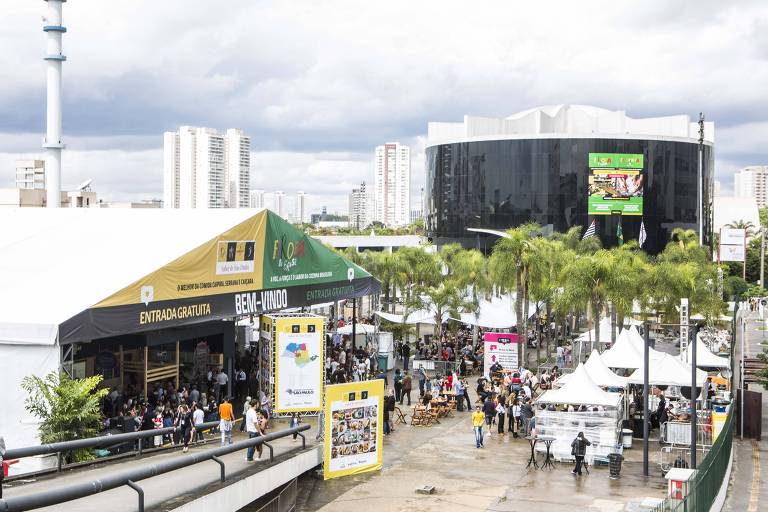 Público participa da feira Farofa do Brasil, que integra a programação do festival Mesa São Paulo, no Memorial da América Latina