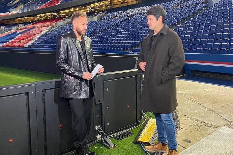 Neymar dá entrevista ao correspondente Marcelo Courrege, da Globo,no campo do Parc des Princes, em Paris