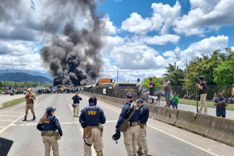 PRF usa vídeo de Bolsonaro e do Choque para desmobilizar bloqueios em SC