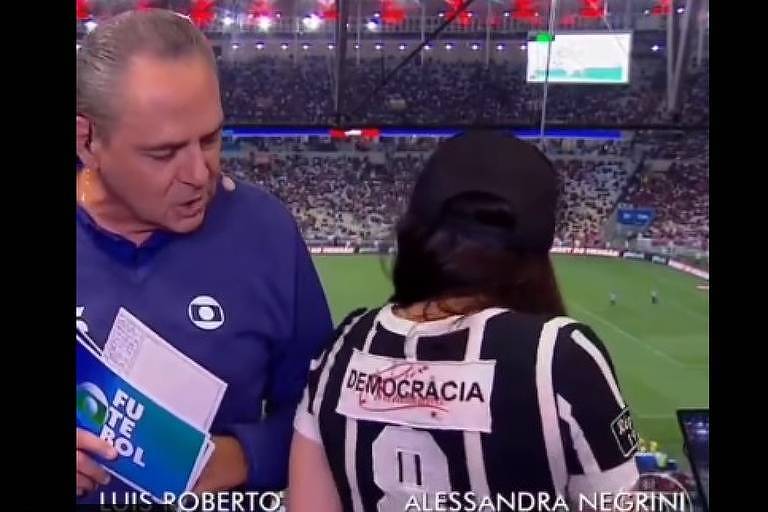 Alessandra Negrini exibe exibe camisa da democracia corintiana na TV e é reverenciada