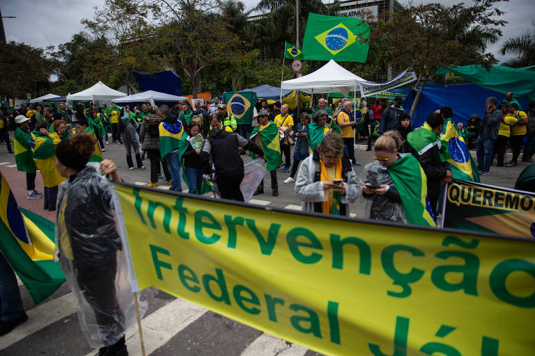 Protesto antidemocrático de bolsonaristas na frente do Quartel do Comando Militar do Sudeste, no Ibirapuera, contra a eleição de Lula 