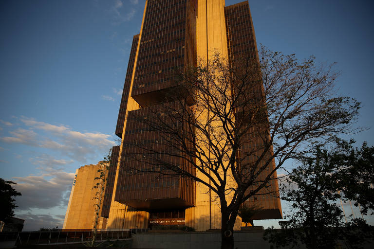 Sobre o Banco Central, a tarefa prioritária será coordenar a política econômica para combater a inflação e enfrentar a carestia, em particular a dos alimentos e a dos combustíveis e eletricidade