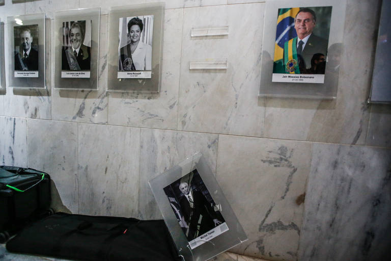 Quadro do ex-presidente Michel Temer (MDB), na galeria de presidentes, localizada no Palácio do Planalto, vai ao chão e quebra. Imagem mostra o quadro no chão.