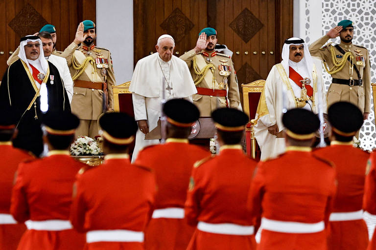 Papa Francisco se reúne com príncipe herdeiro do Bahrein e primeiro-ministro, Salman bin Hamad Al Khalifa, e com o rei Hamad bin Isa Al Khalifa, no Palácio Sakhir, no Bahrein