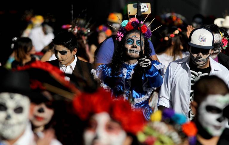 México é o décimo país mais populoso, com 128 milhões de habitantes; na imagem, pessoas celebram Dia dos Mortos, em Guadalajara, com vestimentas e maquiagens que lembram a La Catrina