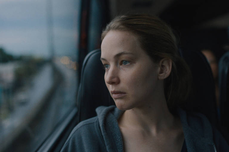 Jennifer Lawrence em cena do filme "Passagem", de Lila Neugebauer