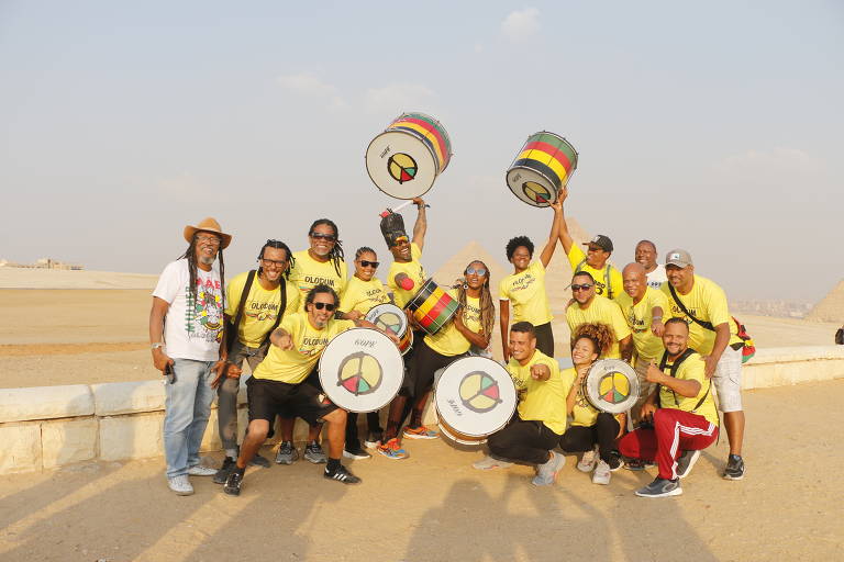 O grupo Olodum em frente às pirâmides de Gizé, no Egito