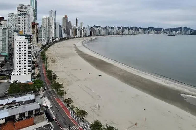 Imagem mostra uma lagoa que se formou na faixa de areia da Praia Central de Balneário Camboriú