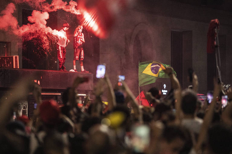 Aglomeração de pessoas na avenida Paulista para comemorar a vitória de Lula nas eleições presidenciais