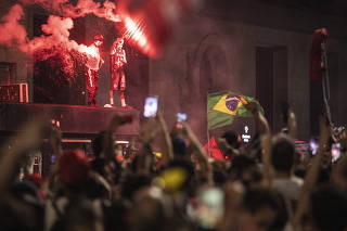 Eleicoes Segundo Turno. Lula eleito: Apoiadores de Lula comemoram quando  Lula passa a frente de Bolsonaro durante apuracao na av Paulista