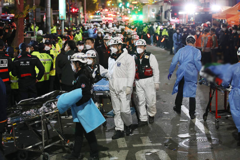 Socorristas trabalham no resgate dos mortos e feridos na festa de halloween em Seul, na Coreia do Sul