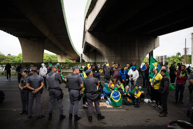 Manifestantes fazem protesto antidemocráticos na rodovia Hélio Smidt, em Guarulhos, no sentido ao aeroporto