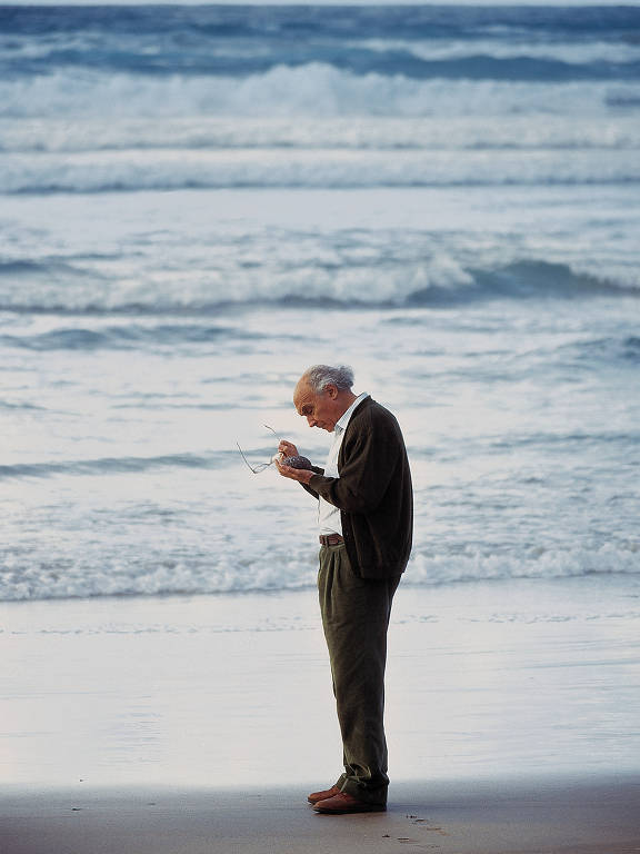 O escritor José Saramago em fotografia do álbum biográfico 'Saramago - Os Seus Nomes', que sai pela Companhia das Letras