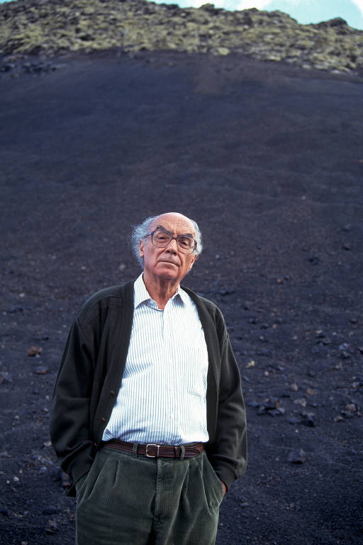 O escritor José Saramago em fotografia do álbum biográfico 'Saramago - Os Seus Nomes', que sai pela Companhia das Letras