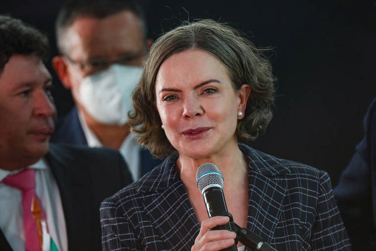 A presidente do PT, Gleisi Hoffmann, completa a lista de petistas que podem assumir o Planejamento