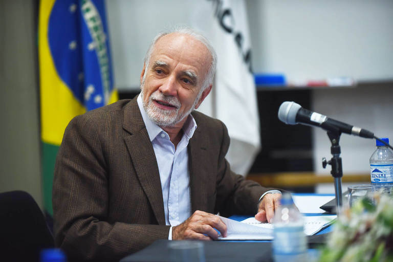 O economista André Lara Resende, outro pai do Real que apoiou Lula, não deve ter cargo de gestão. Pode ser indicado para representar o Brasil em algum organismo internacional, como o Banco Mundial ou o FMI (Fundo Monetário Internacional), ou atuar como um formulador de políticas públicas