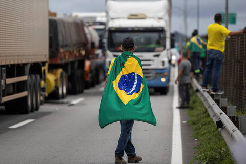 Supporters of Brazil's President Jair Bolsonaro block the Presidente Dutra federal road during a protest against President-elect Luiz Inacio Lula da Silva, who won a third term following the presidential election run-off, in Jacarei, Sao Paulo state, Brazil, November 1, 2022. REUTERS/Roosevelt Cassio ORG XMIT: GGGCDG20