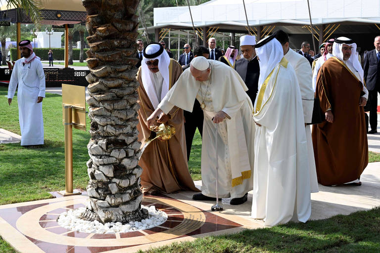 Papa Francisco agua árvore em visita ao Bahrein; veja fotos de hoje