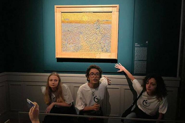 Manifestantes jogam sopa de ervilha na obra 'The Sower', de Van Gogh, em exposição em Roma