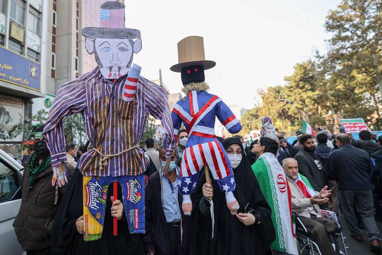Iranianos manifestam em frente à antiga embaixada dos EUA, em Teerã,  para marcar o 43º aniversário do início da crise dos reféns no país