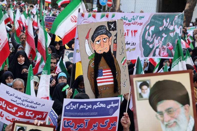 Iranianos se manifestam contra os EUA em frente à antiga embaixada americana em Teerã 