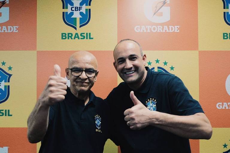 Serginho (à esq.) e Marcelo são os massagistas da seleção brasileira