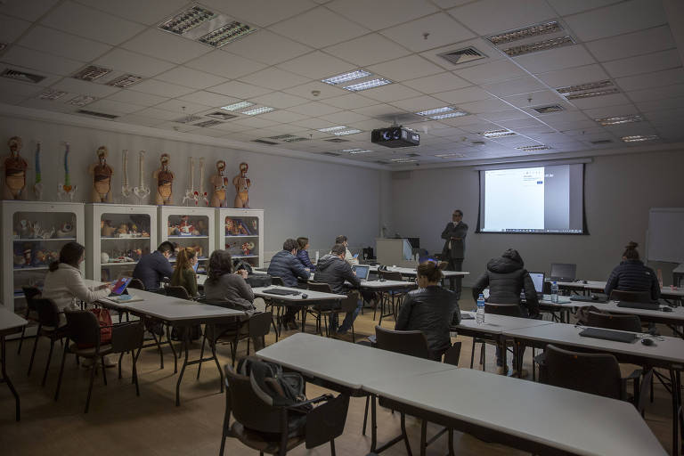 Fotografia mostra sala de aula durante aula de pós-graduação