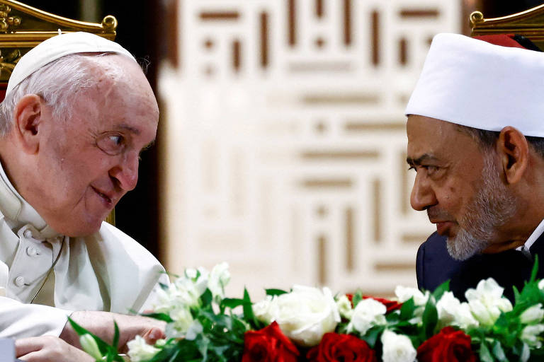O papa Francisco e o egípcio Ahmed Al-Tayeb, xeque de Al-Azhar, durante reunião no pátio do palácio real do Bahrein 