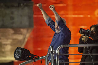 Lula, já presidente eleito, discursa na avenida Paulista 