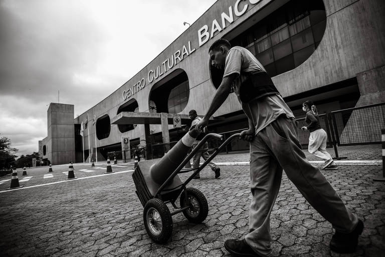 Funcionários levam cones para isolamento de prédio no CCBB (Centro Cultura Banco do Brasil), em Brasília, onde se reúnem membros da equipe do governo de transição