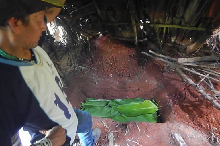 Cerimônia na qual o indígena conhecido como 'índio do buraco' foi enterrado na palhoça onde seu corpo foi encontrado no sul de Rondônia 