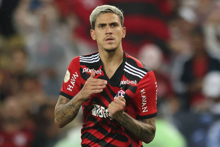 Apertando a camisa na altura do peito com a mão esquerda, Pedro, do Flamengo, comemora gol no Maracanã diante do Bragantino, no Campeonato Brasileiro