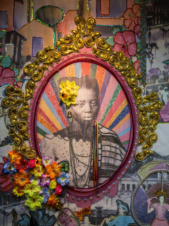 Retrato de mulher negra em moldura oval dourada ornada por flores coloridas