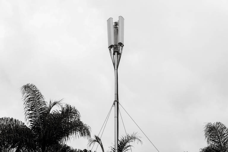 Detalhe mostra uma torre de sinal de transmissão. Prédio já abrigou três transições