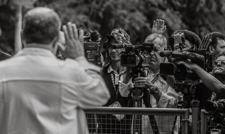 Jornalistas se aglomeram à espera de entrevista coletiva. Inaugurado em 1993, o prédio se tornou centro cultural em 2000