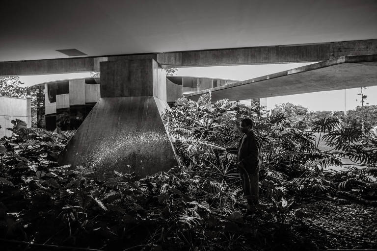 Funcionário faz a manutenção de jardim do prédio, que já foi sede de transição de governo em outras ocasiões