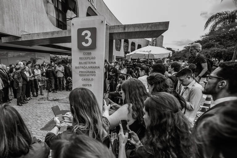 Profissionais da imprensa aguardam os representantes do futuro governo petista