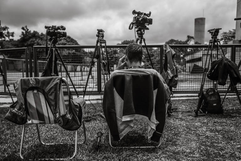 Cinegrafistas aguardam a equipe do governo eleito de Luiz Inácio Lula da Silva (PT), que fez na sexta-feira (4) a primeira visita ao CCBB