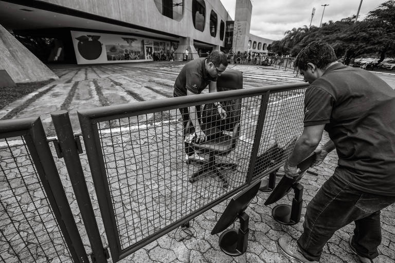 Funcionários carregam cadeiras para fora da sala de transição. Transição do segundo governo Lula para o primeiro de Dilma também foi no CCBB