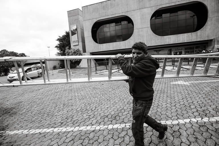 Funcionário carrega escada em frente ao CCBB. A presidente do PT, Gleisi Hoffmann, afirmou que serão indicadas 50 pessoas para trabalhar na troca de informações com a gestão de Jair Bolsonaro (PL) e elaborar as propostas de Lula