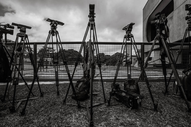 Tripés de câmeras de TV são posicionados para aguardar a chegada dos representades do governo de transição. A equipe de transição será coordenada pelo vice-presidente eleito, Geraldo Alckmin