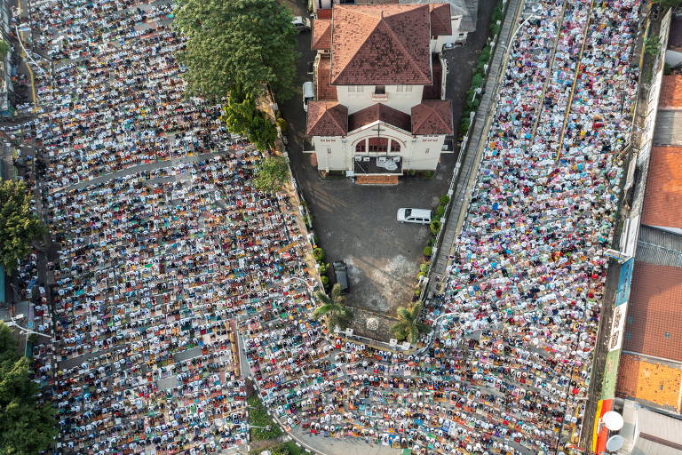 Muçulmanos participam de oração em massa em Jacarta, na Indonésia, atualmente o quarto país mais populoso do mundo