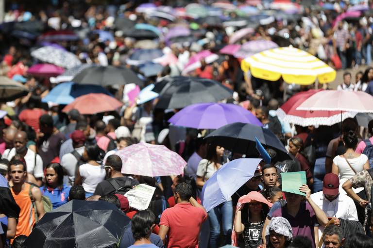 Pessoas em mutirão de emprego no Vale do Anhangabaú, em São Paulo; Brasil é o 7º país mais populoso do mundo