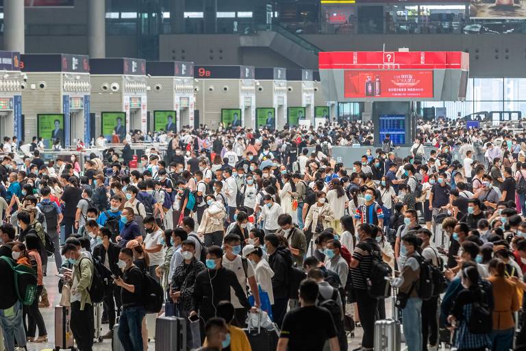 Multidão lota estação ferroviária na província de Henan, na China, atualmente o país mais populoso do mundo