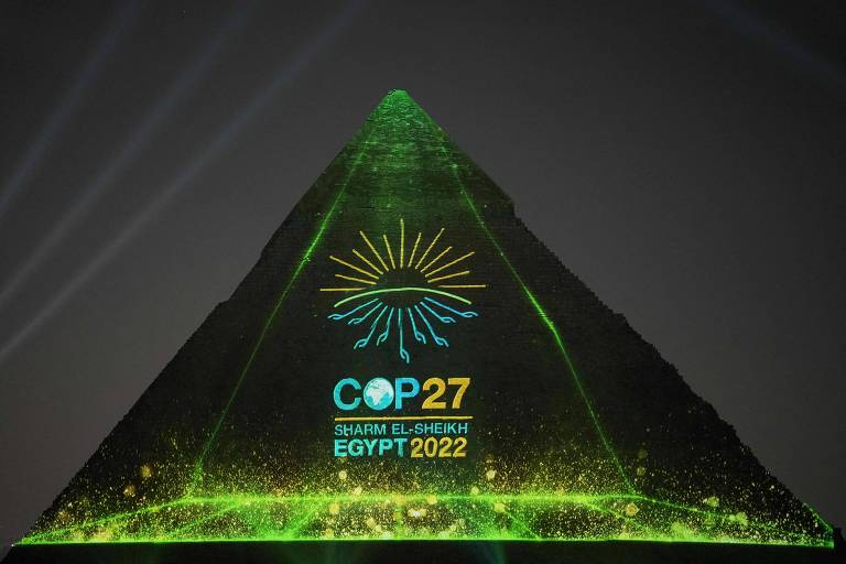 Projeção da logomarca da COP27 sobre a pirâmide de Quéfren, no planalto de Gizé, no Egito